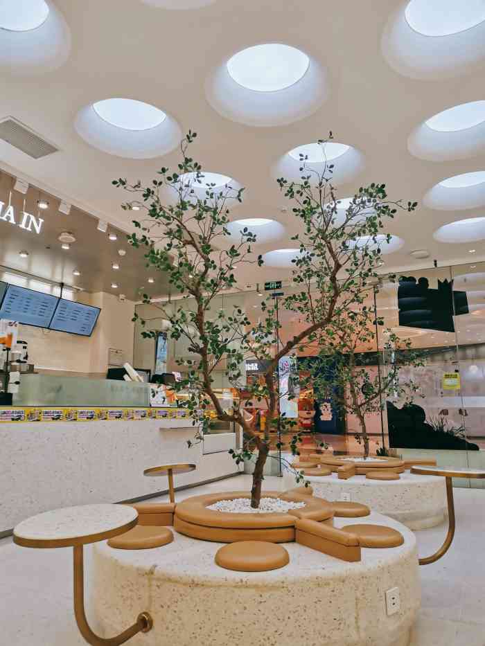 in(新城吾悦广场店)-"在吴越通往金街的路口开的挺大的一家奶茶店