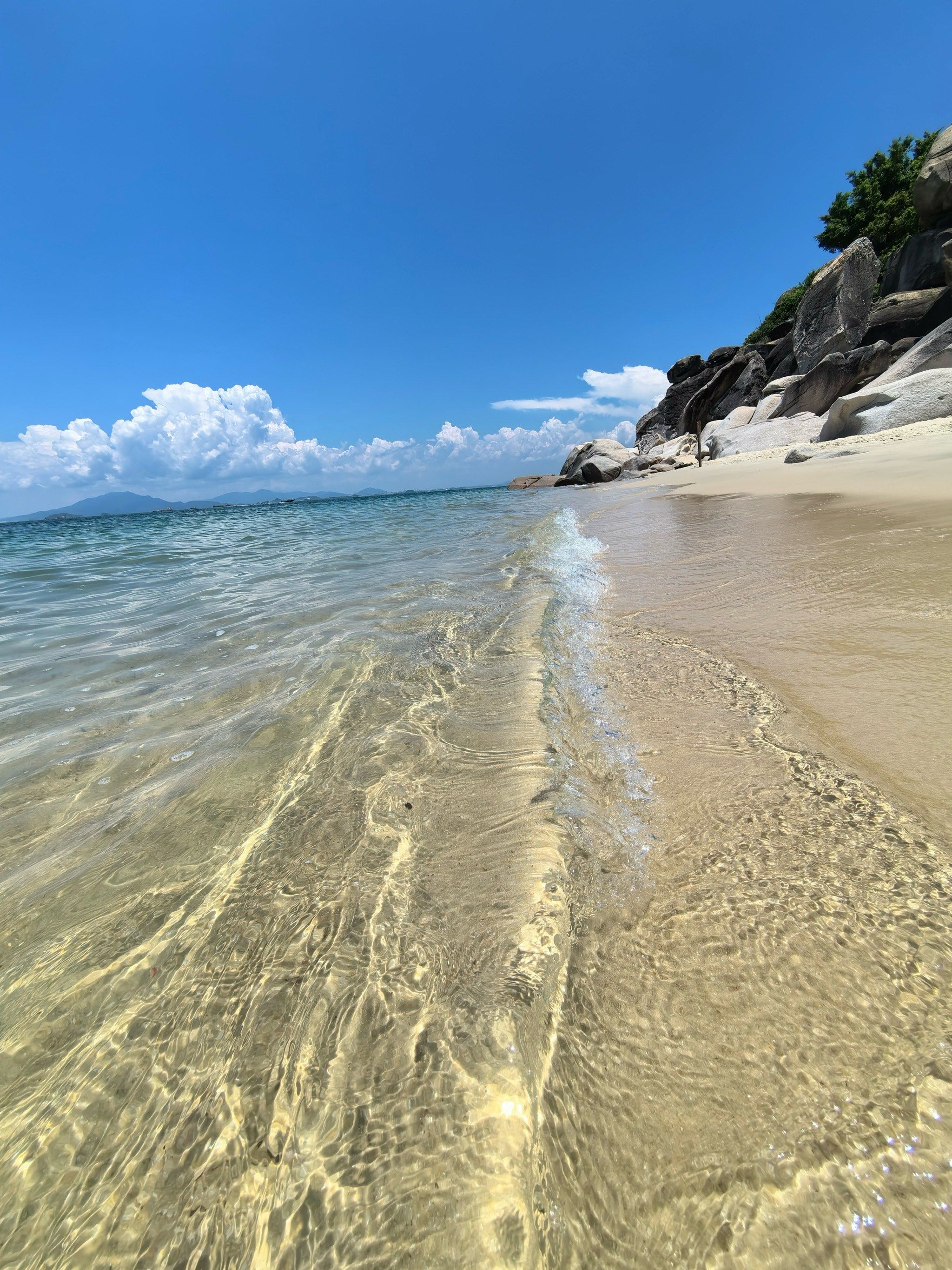天天领红包#海边美景 浪花拍打着海岸线