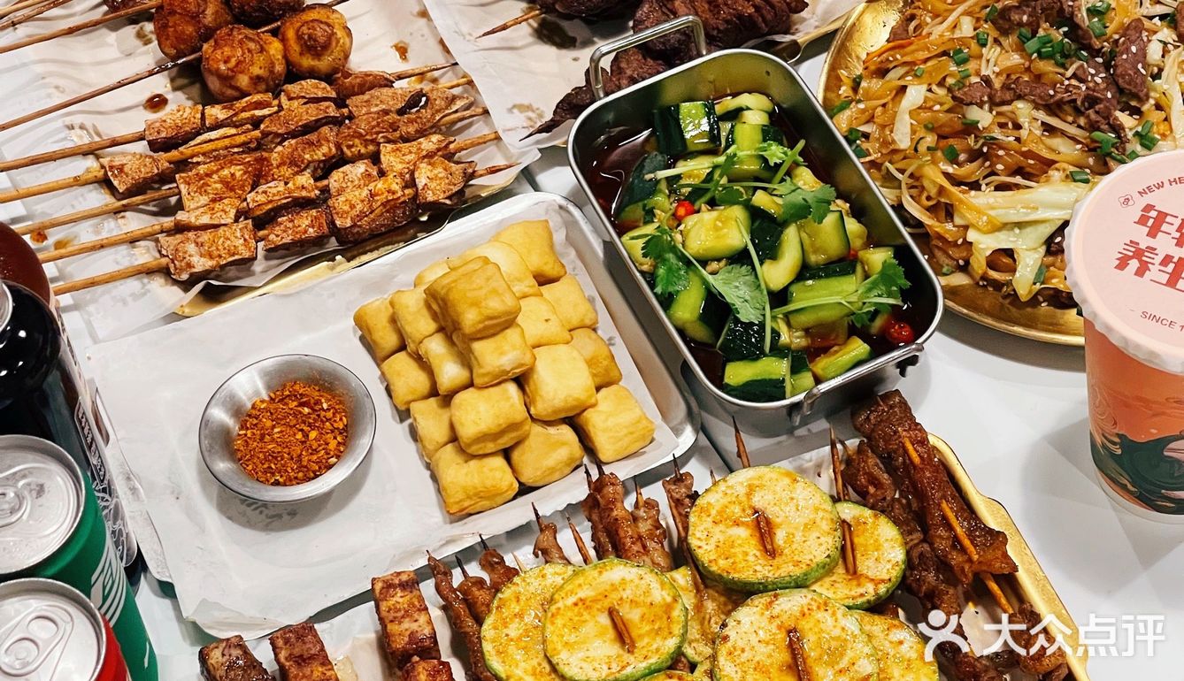 这里竟然有这么多年轻人撸串⁉️百色风味烧烤