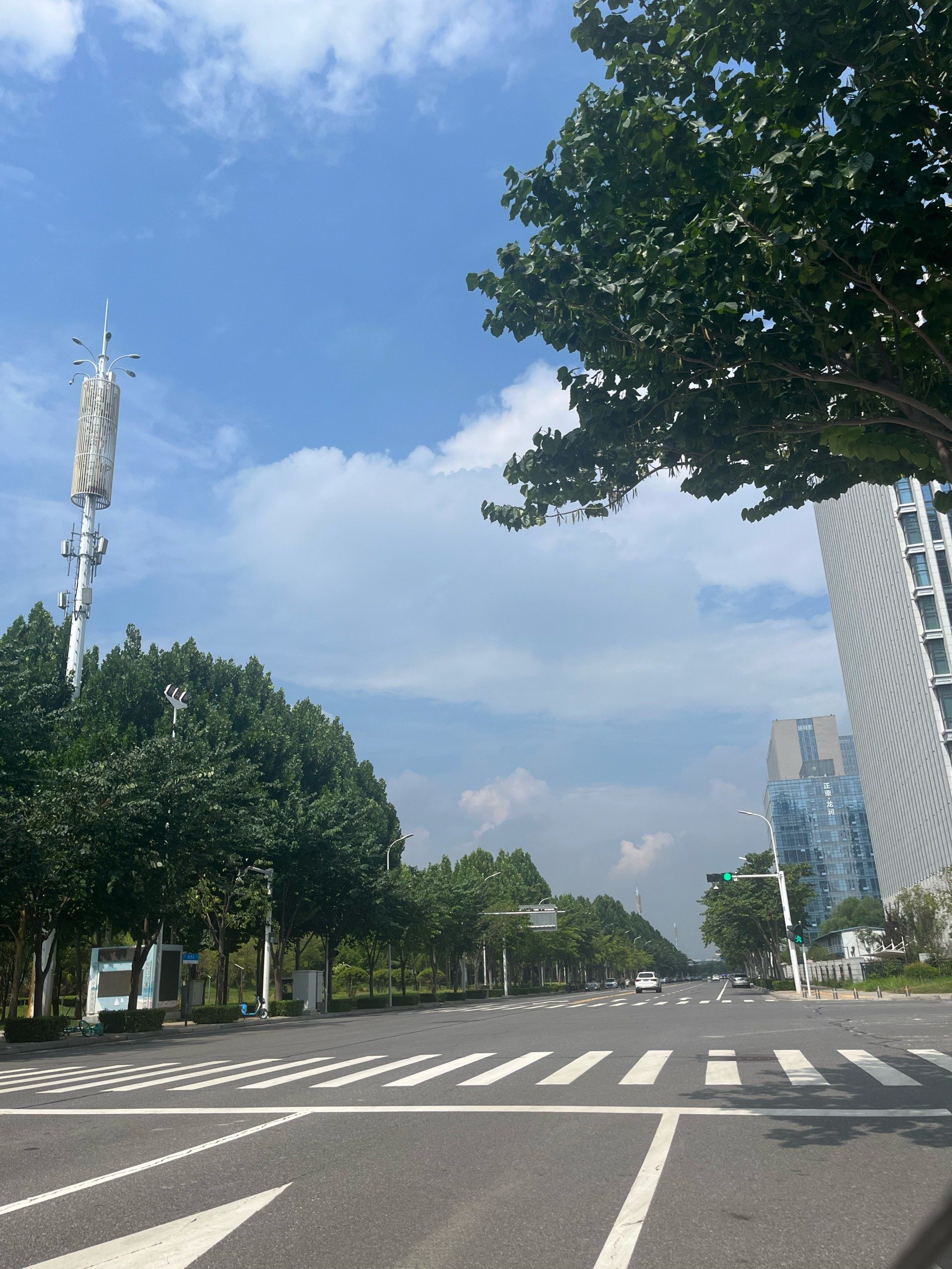 暴雨过后的城市天空