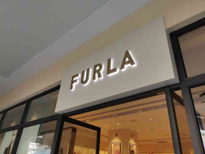 furla(尚柏奥特莱斯店)-"想去看看水桶包来着,真的都不好看[发呆].