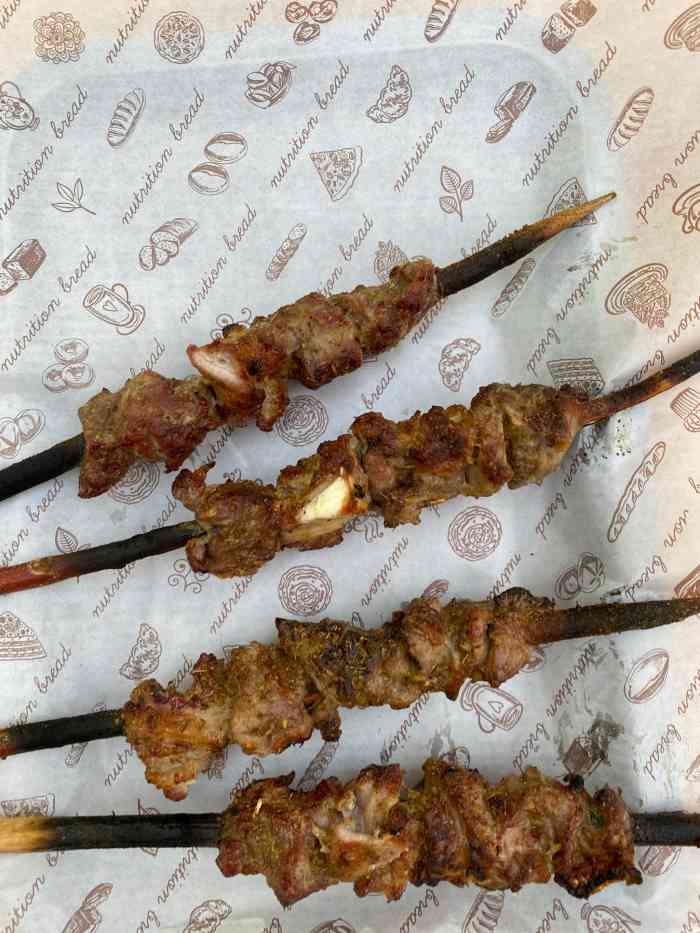 现烤的所以很嫩特别夸夸囊我一个和田热黑木烧烤新疆和田烤肉高清图片