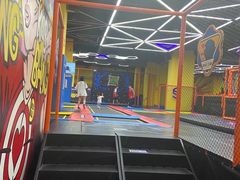 -爱蹦iBOON蹦床运动馆(江汉店)