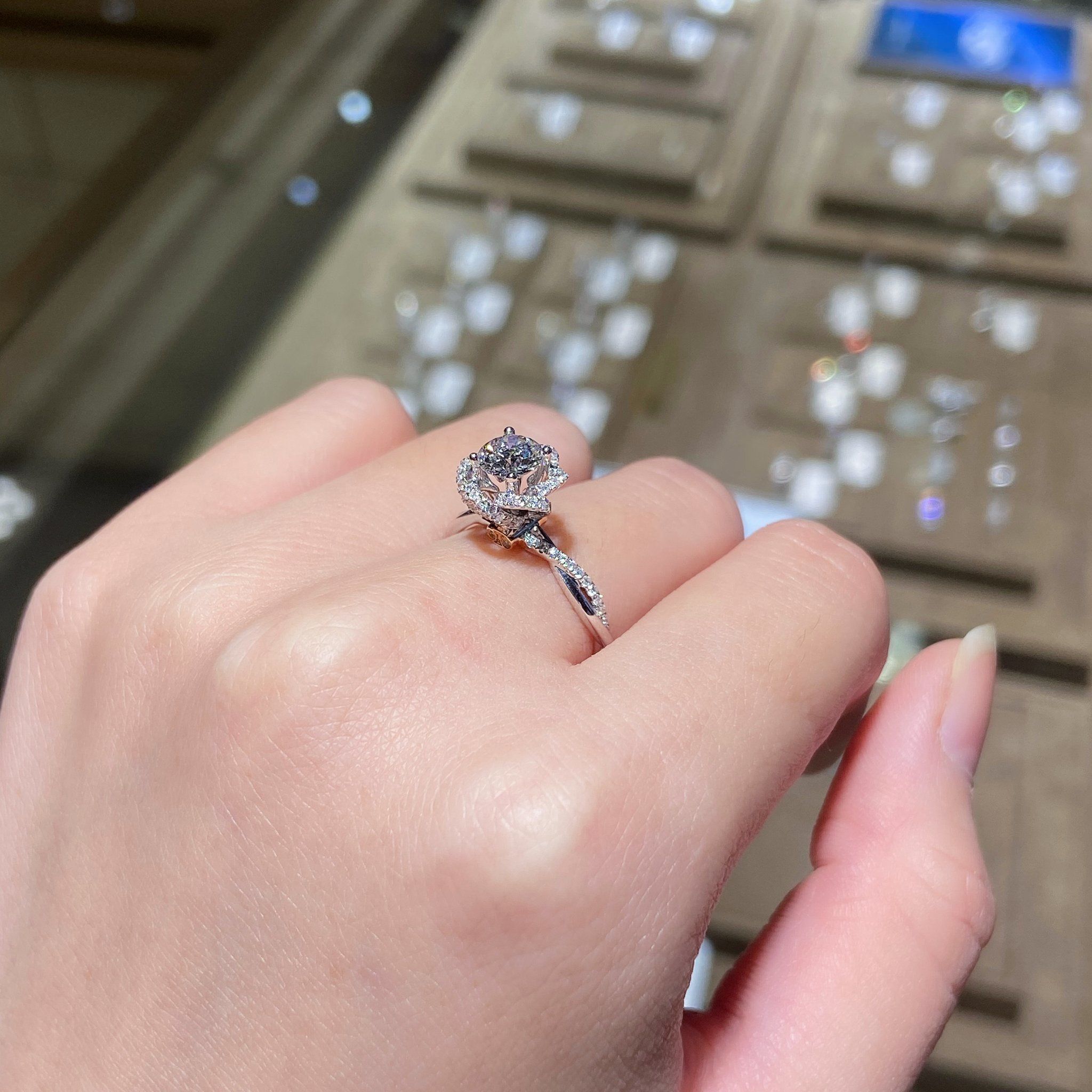 男朋友送的手捧花钻戒,真的好爱