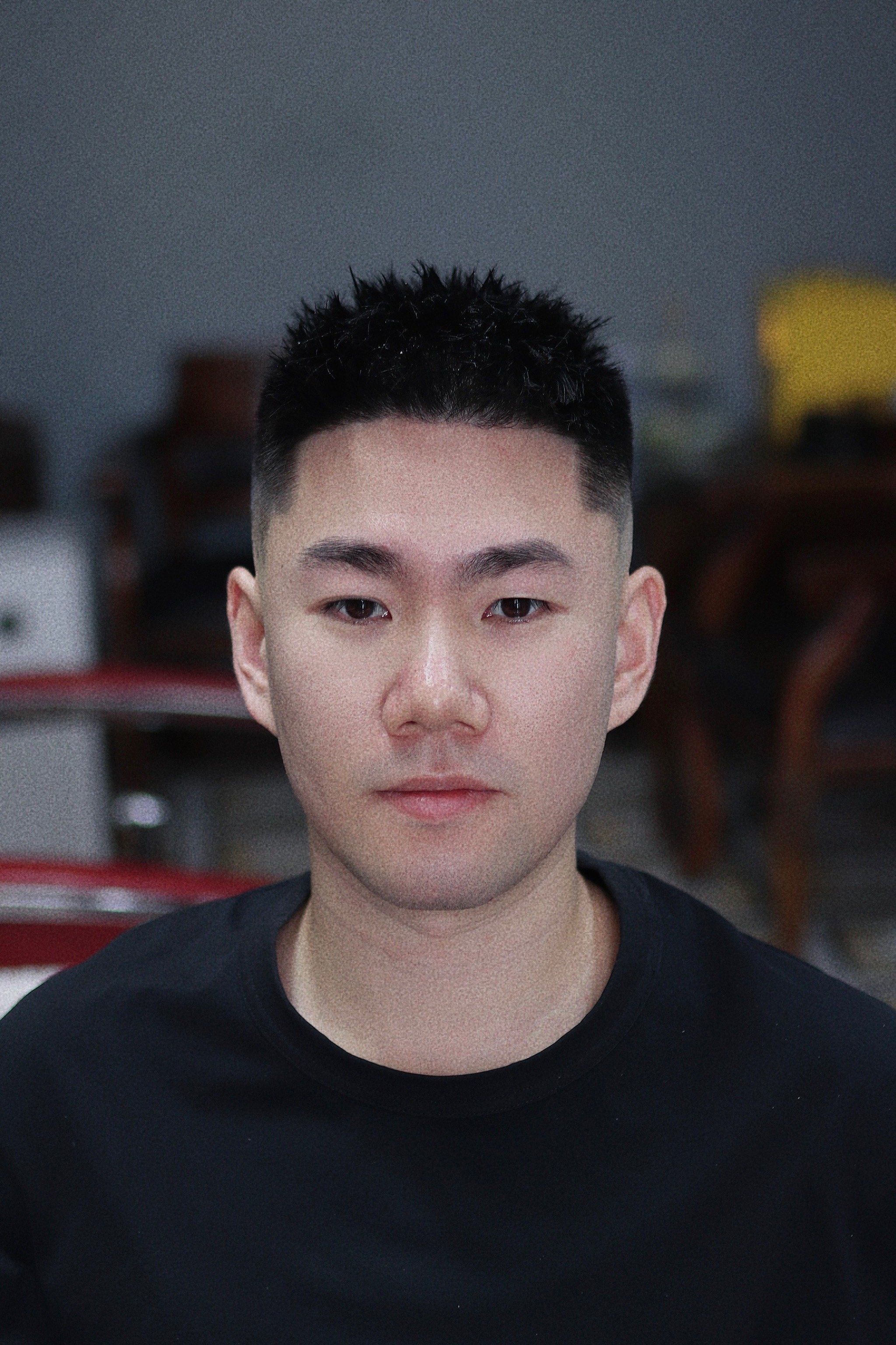 超立体特高级的短发打理很方便适合多种脸型\\n前刺发型男生短发