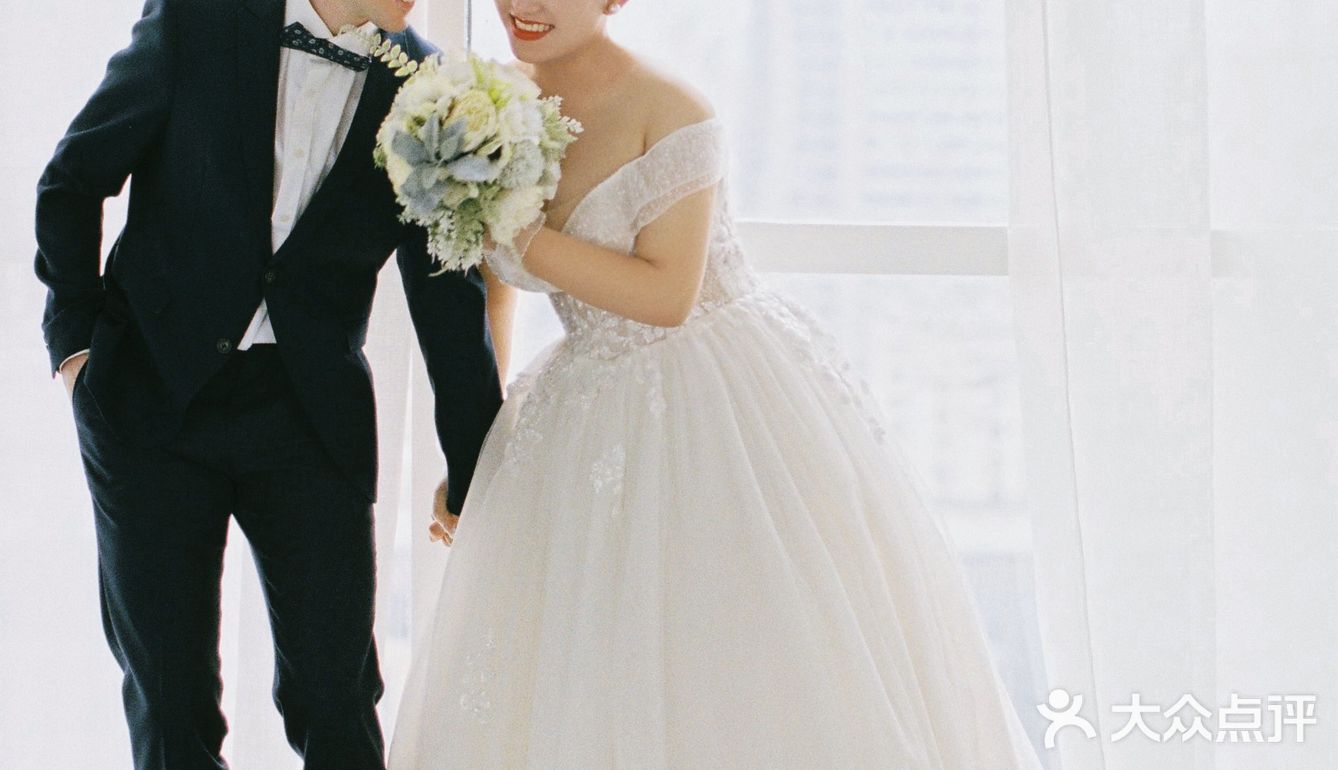 摄影师为了拍完这对客人，已经用光了她所有会的英语