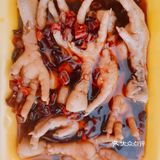 调好配料，捞出鸡爪浸泡