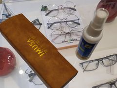 -目上眼镜·蔡司依视路授权(青浦宝龙店)