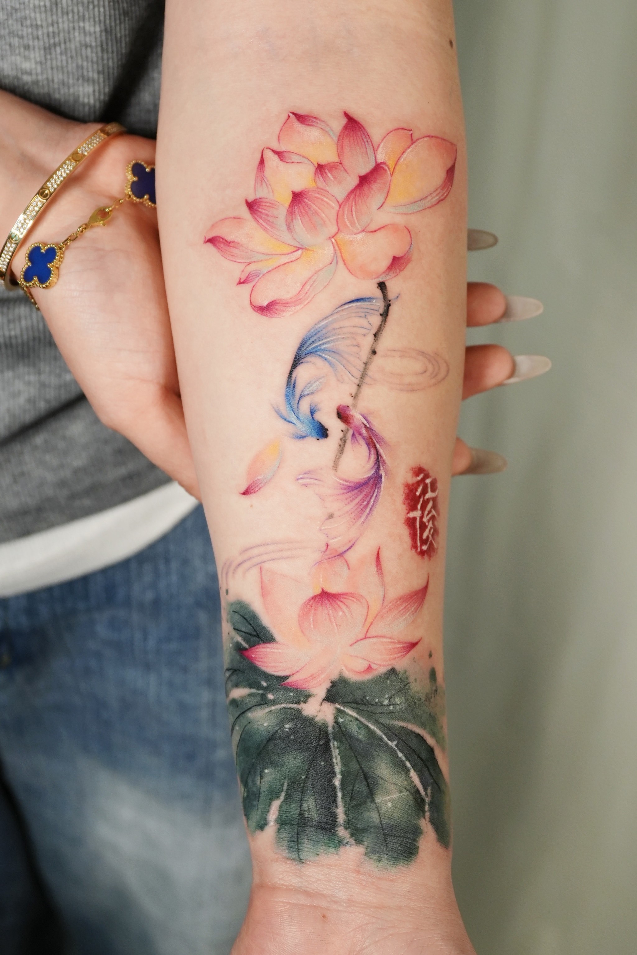 手臂开出水墨莲池,锦鲤游过旧时光