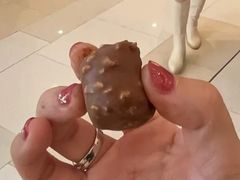 核桃杏仁卷牛奶榛子酱夹心巧克力-Laderach 莱德拉(上海环贸iapm店)