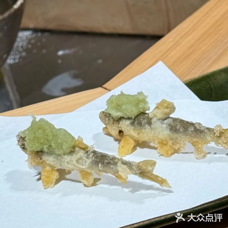朋友酒杯碰一碰