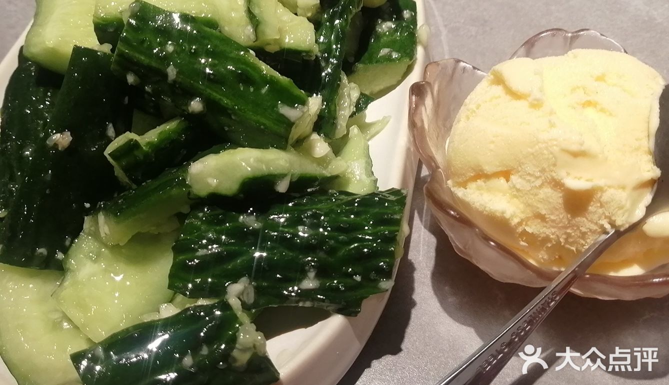 烤羊腿 这家店非常的好找,远远就能看见他家的招牌