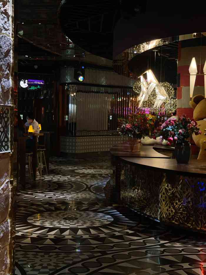 k 全国连锁ktv(绿地缤纷天地店)-"交通方便地铁白云公园站一出来穿过