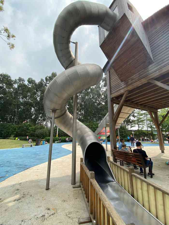 海珠儿童公园-"地方有点偏远,里面其实面积不大,起码没有.