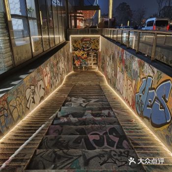 高沙路地铁出来吾角天街霸王茶姬对面服装店后面就是啦