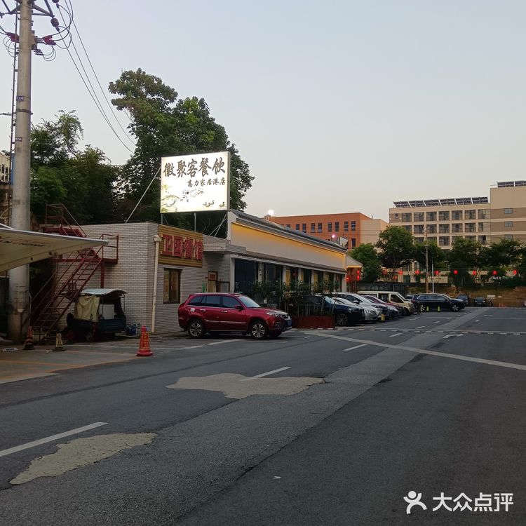 一百块就能吃到原价两百多的菜,四菜一果盘,两也足足的
