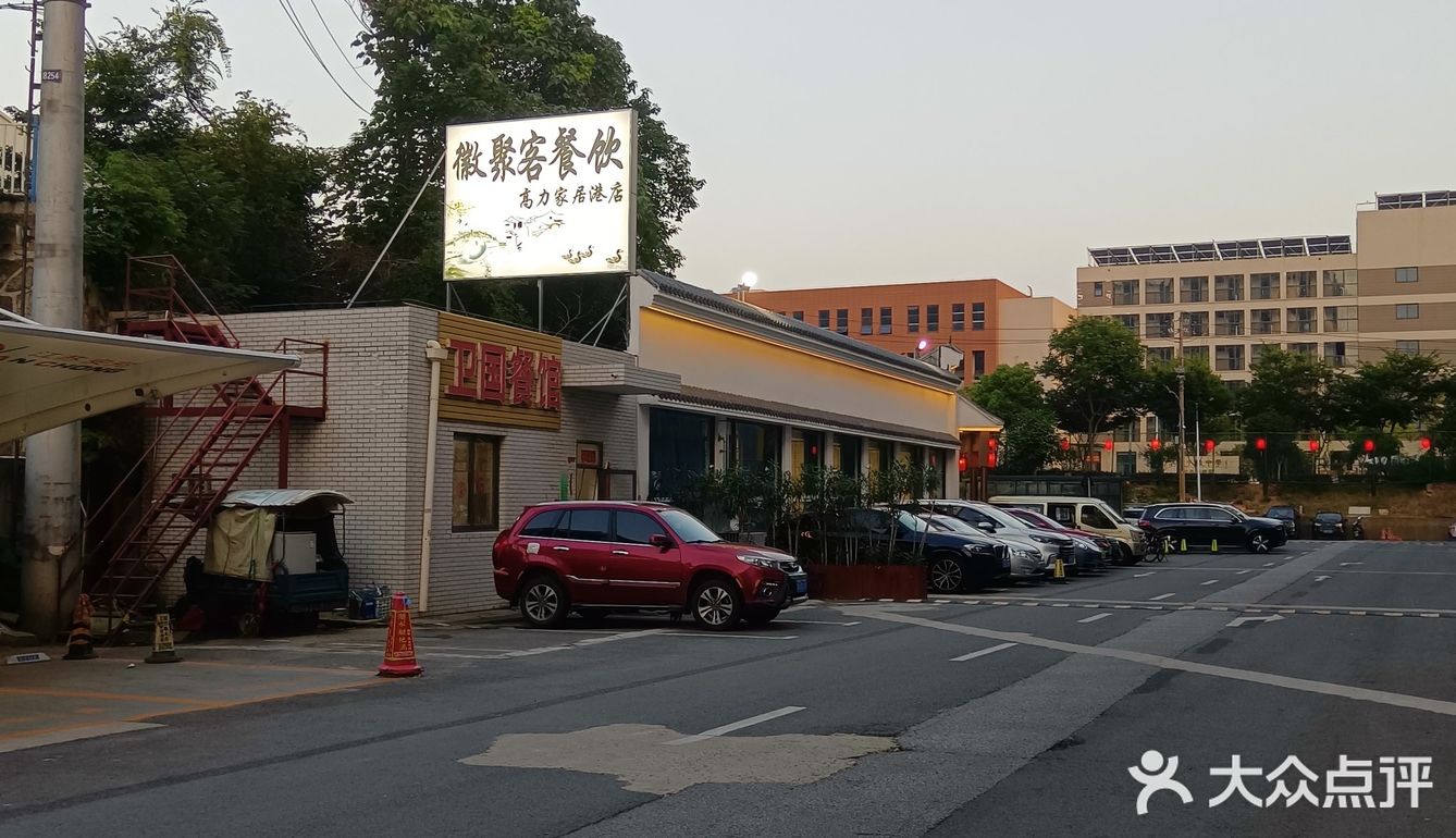 一百块就能吃到原价两百多的菜，四菜一果盘，两也足足的