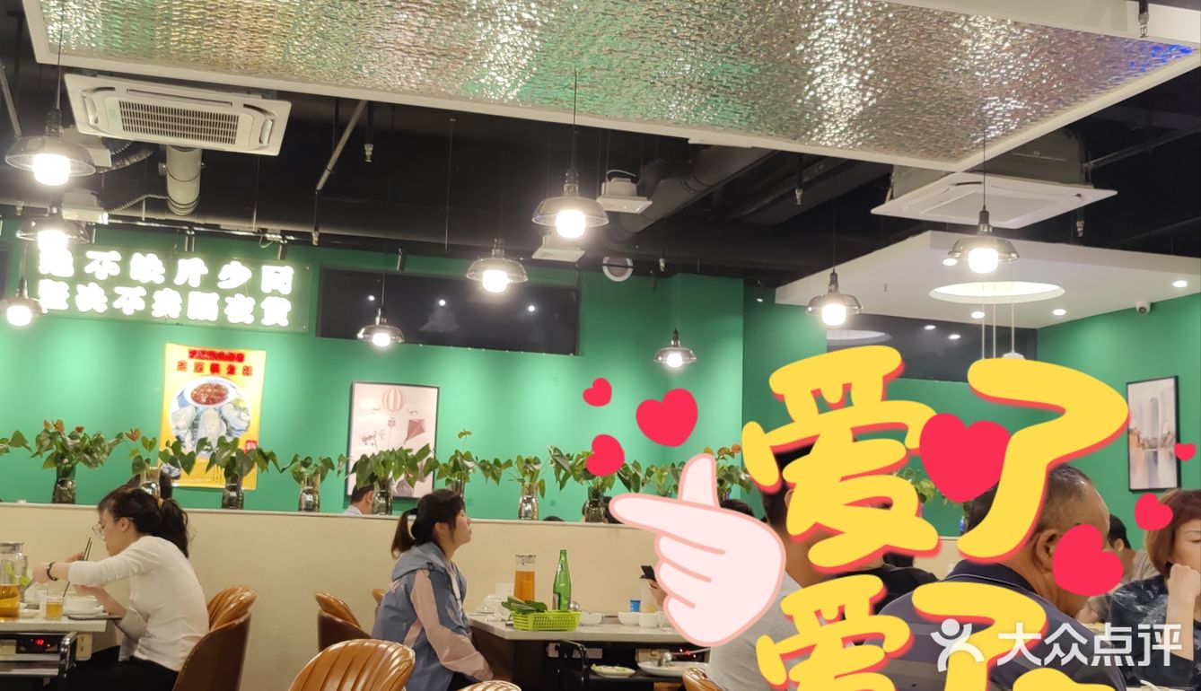 夜景区域的牛杂火锅