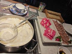 -尚尚仙·酸汤猪手·猪肚鸡火锅(华联万柳购物中心店)