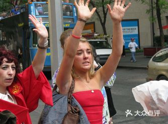 让米国人戴口罩很难,因为 ......