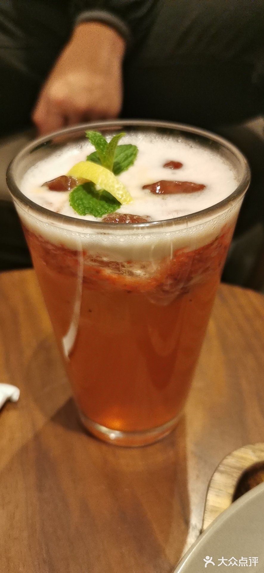 隔壁耐克店逛累，找了家星巴克歇脚，没想到这家是臻选店