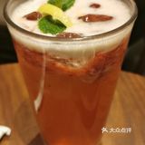 隔壁耐克店逛累，找了家星巴克歇脚，没想到这家是臻选店