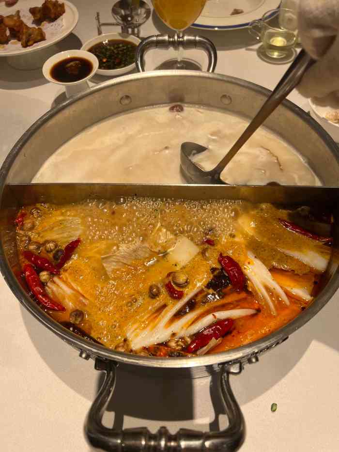 从定位到菜品,包括甜品写在扇子上的"创意"都是跟洋房火锅一模一样