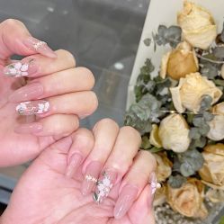 -花岐款式专研健康美甲沙龙