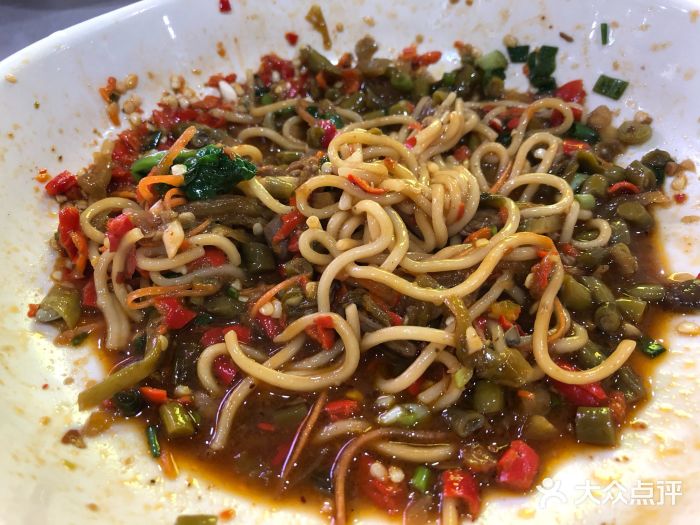 面行人酱香拌面图片
