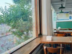 靠窗位-梦旅人咖啡馆快餐(成府路北河沿小区店)