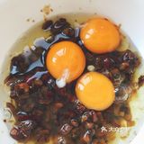 加入红糖搅拌 再加鸡蛋打发，这个很重要，我是手打