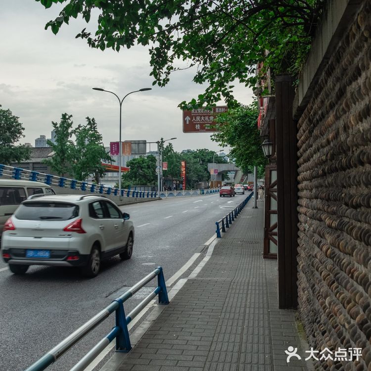 重庆李子坝附近藏着一条小众观景步道：新都巷步道