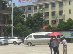 骑摩托车的骗子到处都是，在售票大厅门口，这么嚣张，可以看到治安管理有多差-丹霞山风景名胜区