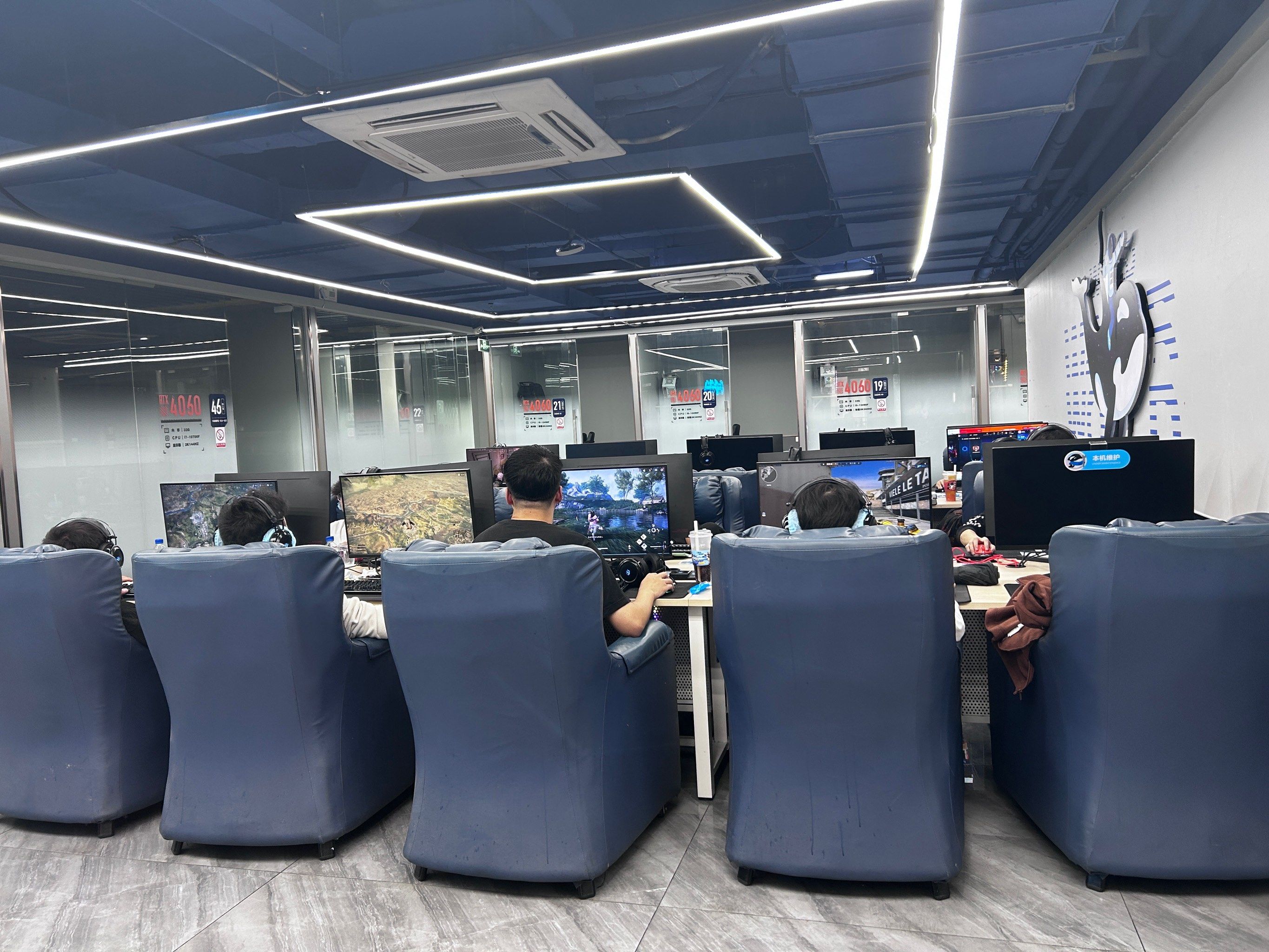 一踏入网鱼电竞(深圳坂田北店),首先映入