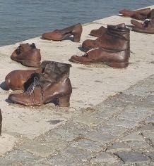 -多瑙河畔鞋履雕塑