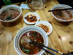-爆炸头阿姨小四川正宗川味小吃(无任何分店)