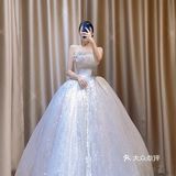 每个女孩都对自己穿上婚纱的样子
充满各种美好幻想..☁