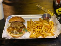 招牌鹅肝牛肉汉堡-Grinder 绞肉机汉堡(武定路店)