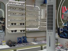 -目上眼镜·蔡司依视路授权(青浦宝龙店)