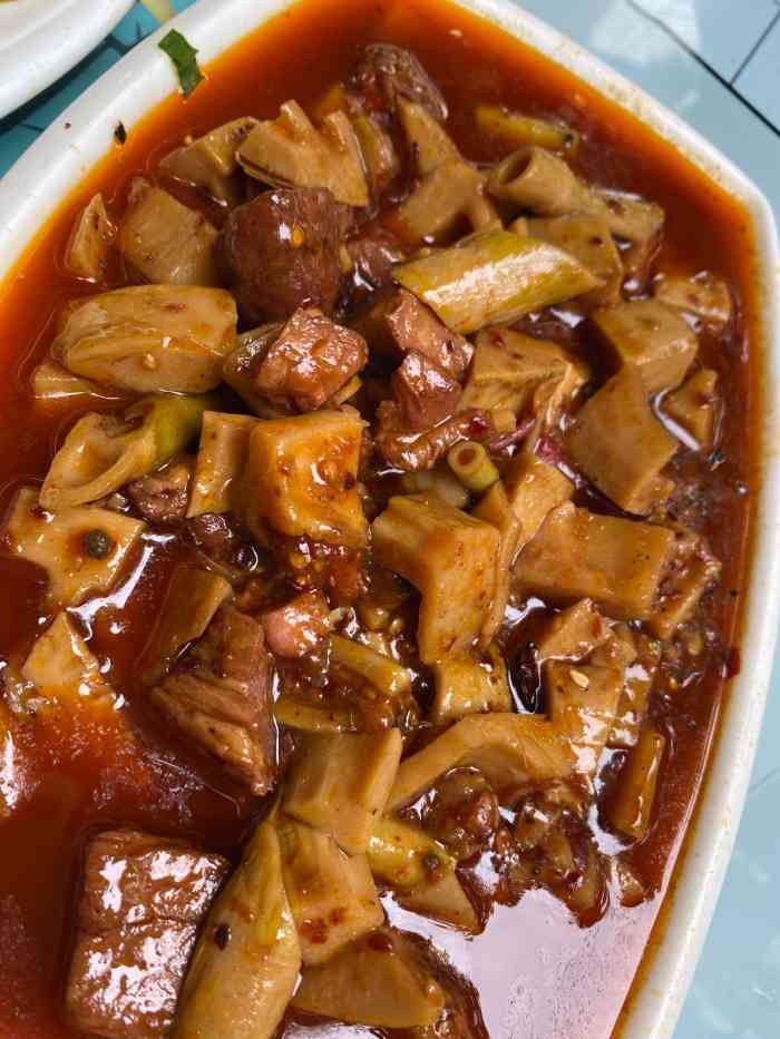 去年夏天去彭州的时候去的白鹿镇也算是小吃一条街吧菜品也很丰富属于