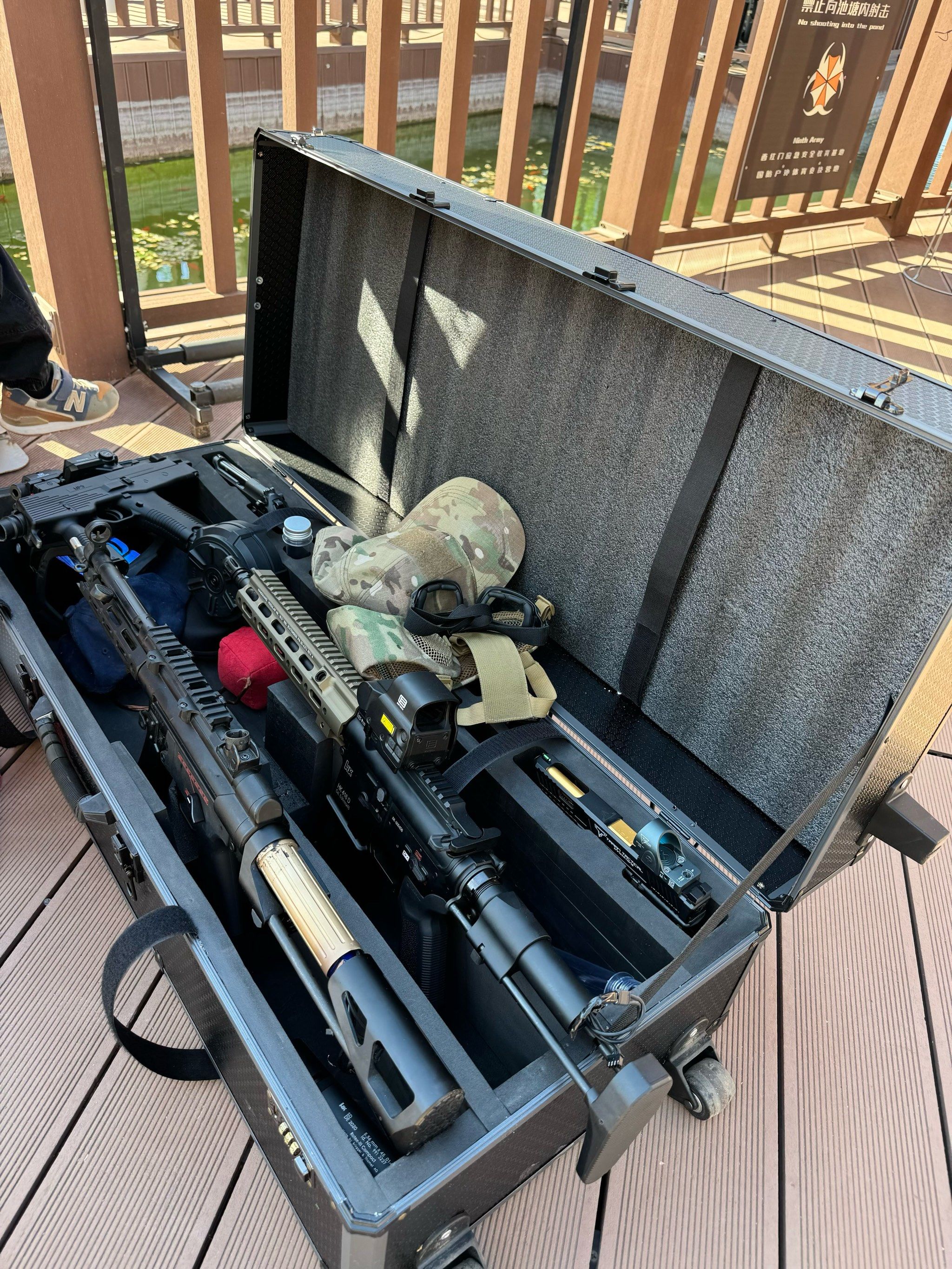 虽然是水弹,打如果打在人身上还是有点疼的,毕竟只靠电池驱动的气动枪