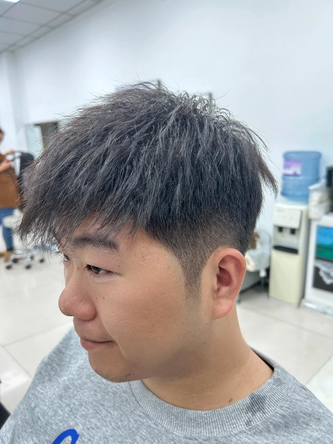 这款发型通过发根处的烫发处理,让头发自然蓬松,立体感十足