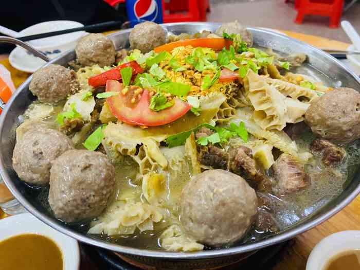 桥下大鼎牛杂-"#雪梨食记# 这家大鼎牛杂原来在桥下,现.