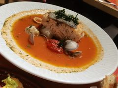 香煎三文鱼配时蔬及海鲜汤-TIAGO HOME KITCHEN(王府中环店)