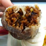 个头很大，里面咸蛋黄是整颗的，糯米很糯，非常好吃