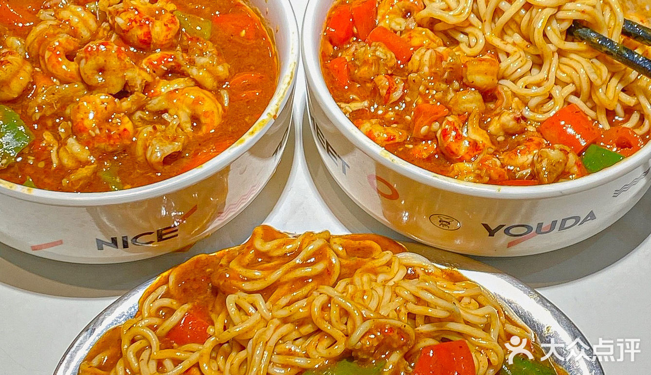 裹满酱汁的小龙虾面！我能吃100次[流泪][流泪][流泪]