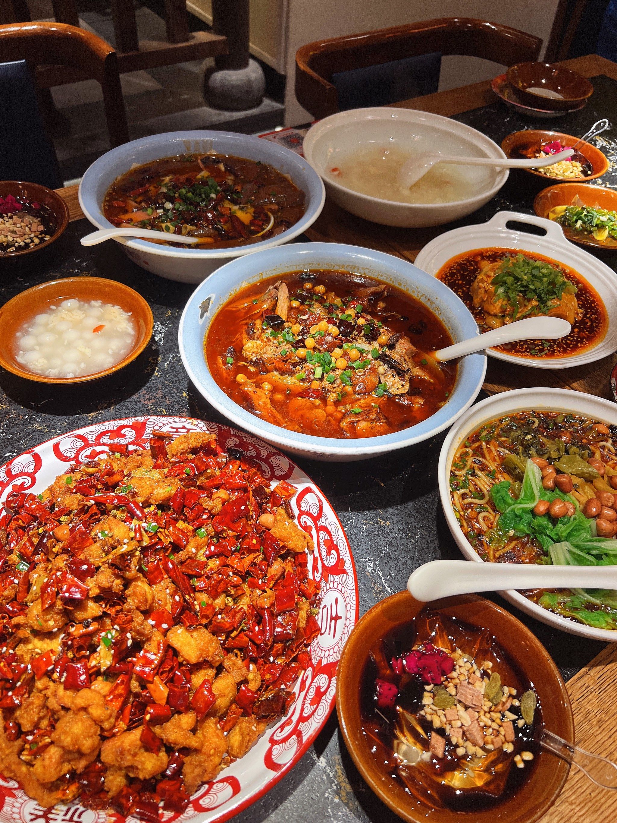 满桌川菜大满足来咯