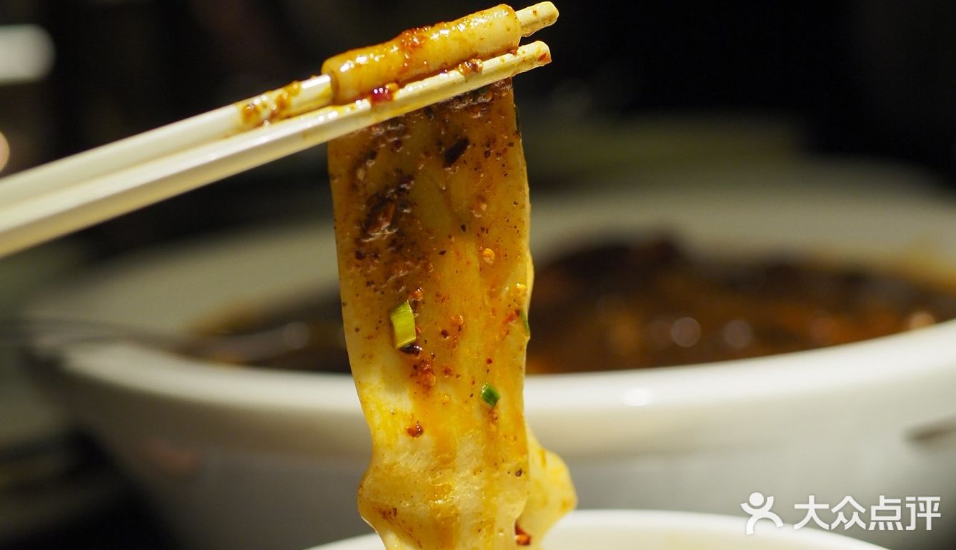 一边吃饭一边欣赏舞蹈，不香吗[胜利]