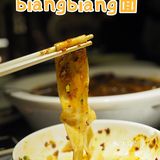 一边吃饭一边欣赏舞蹈，不香吗[胜利]