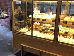 面包甜点陈列柜-啊噗吐呦现场烘焙(麦凯乐店)